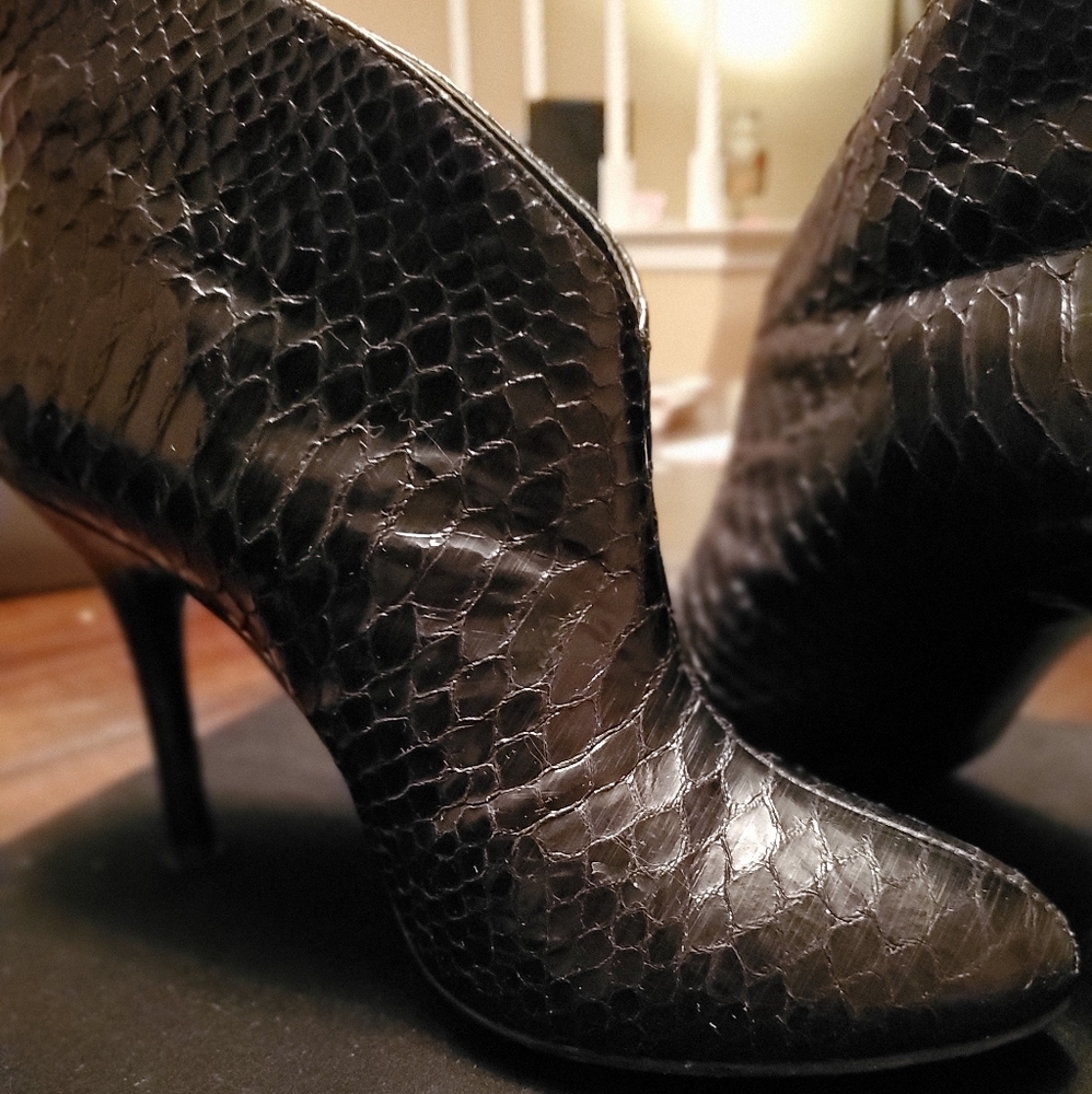 Vince Camuto Shiny Snake boots size 9.5